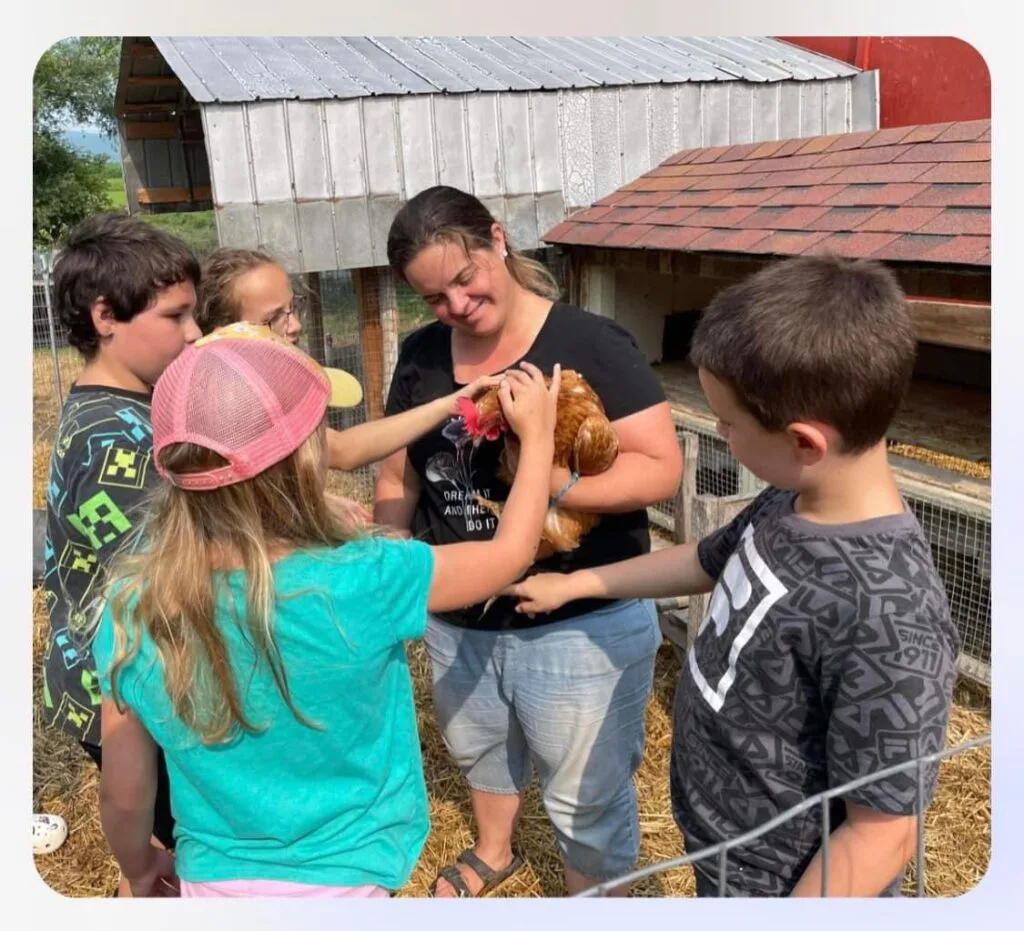Cindy Guertin, zoothérapeute, éducatrice spécialisée, technicienne en travail social, en intervention avec les enfants et sa poule